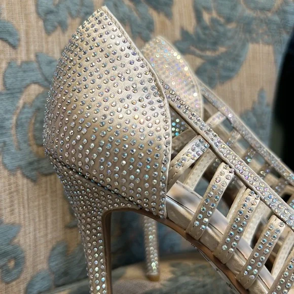 LE Chateau size 7.5 ivory heels with crystals - Picture 2 of 7